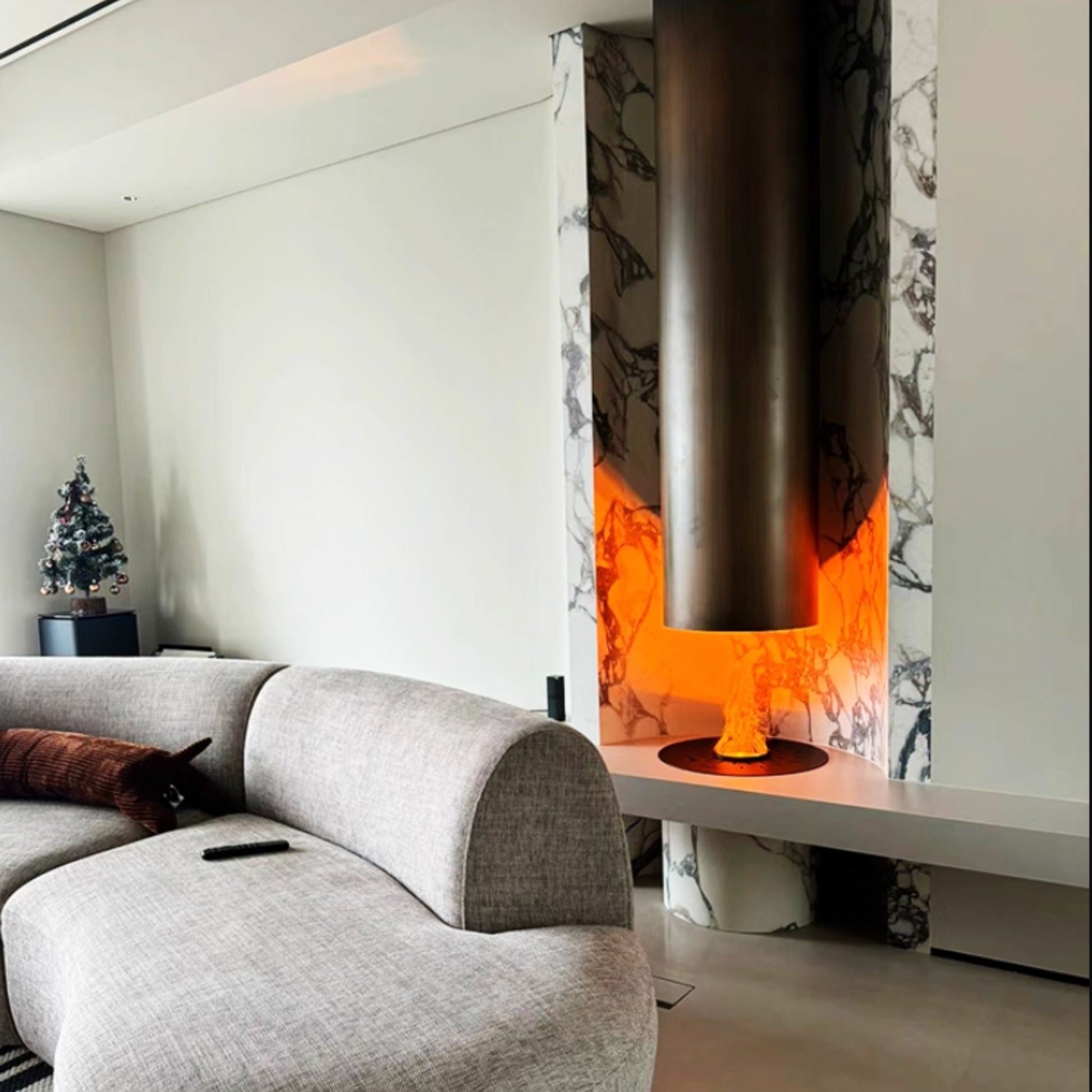 Glacier-Vert Hanging Fireplace White